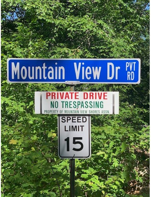 Mountain View Drive sign: private drive, no trespassing, speed limit 15